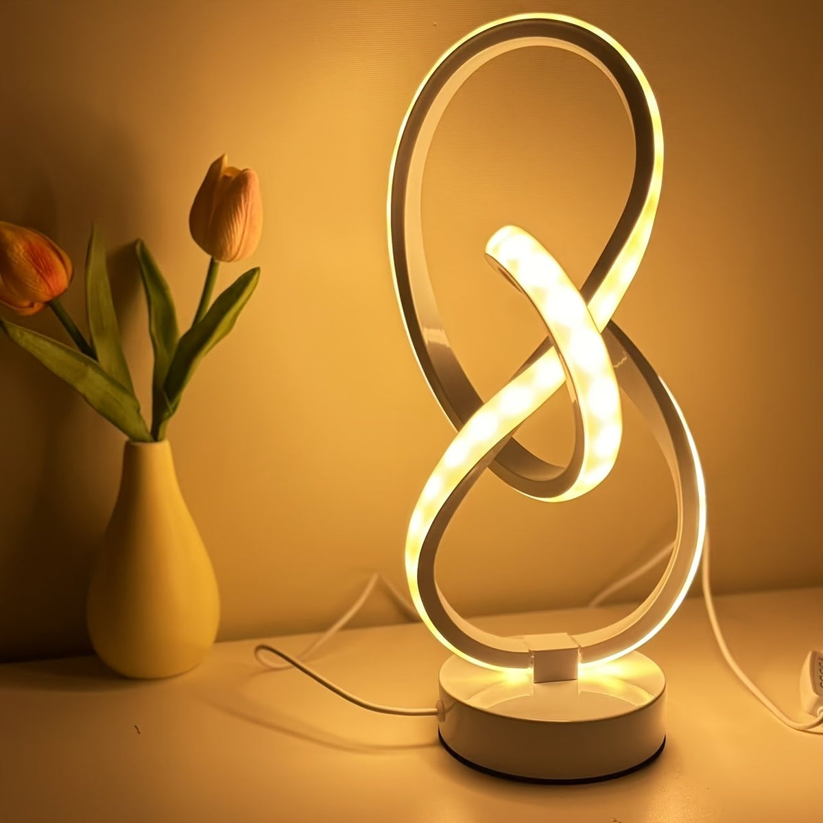Lámpara de escritorio LED espiral encendida en una oficina en casa — 4USelects