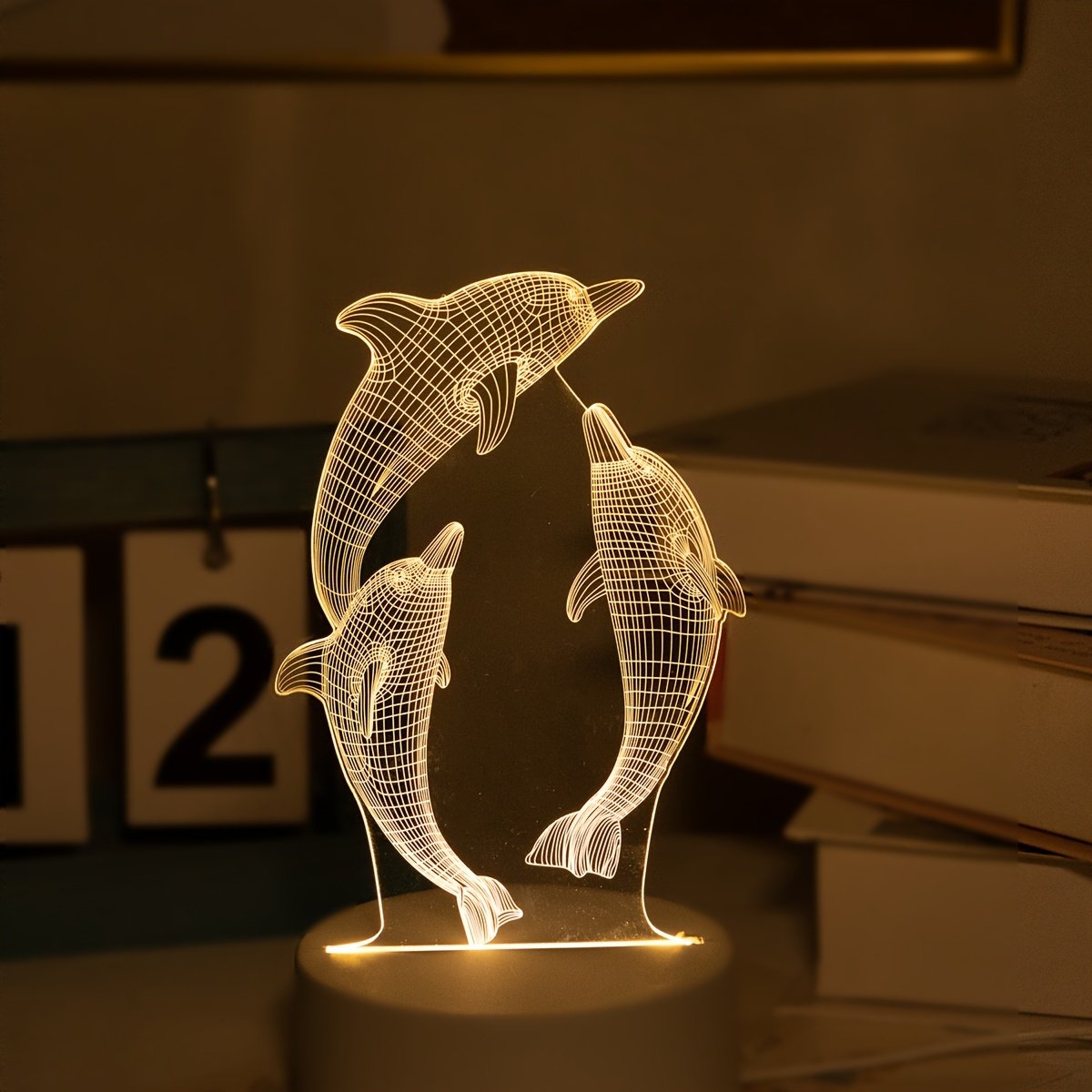 Lámpara de noche LED con grabado 3D de delfín encendida en la penumbra — 4USelects