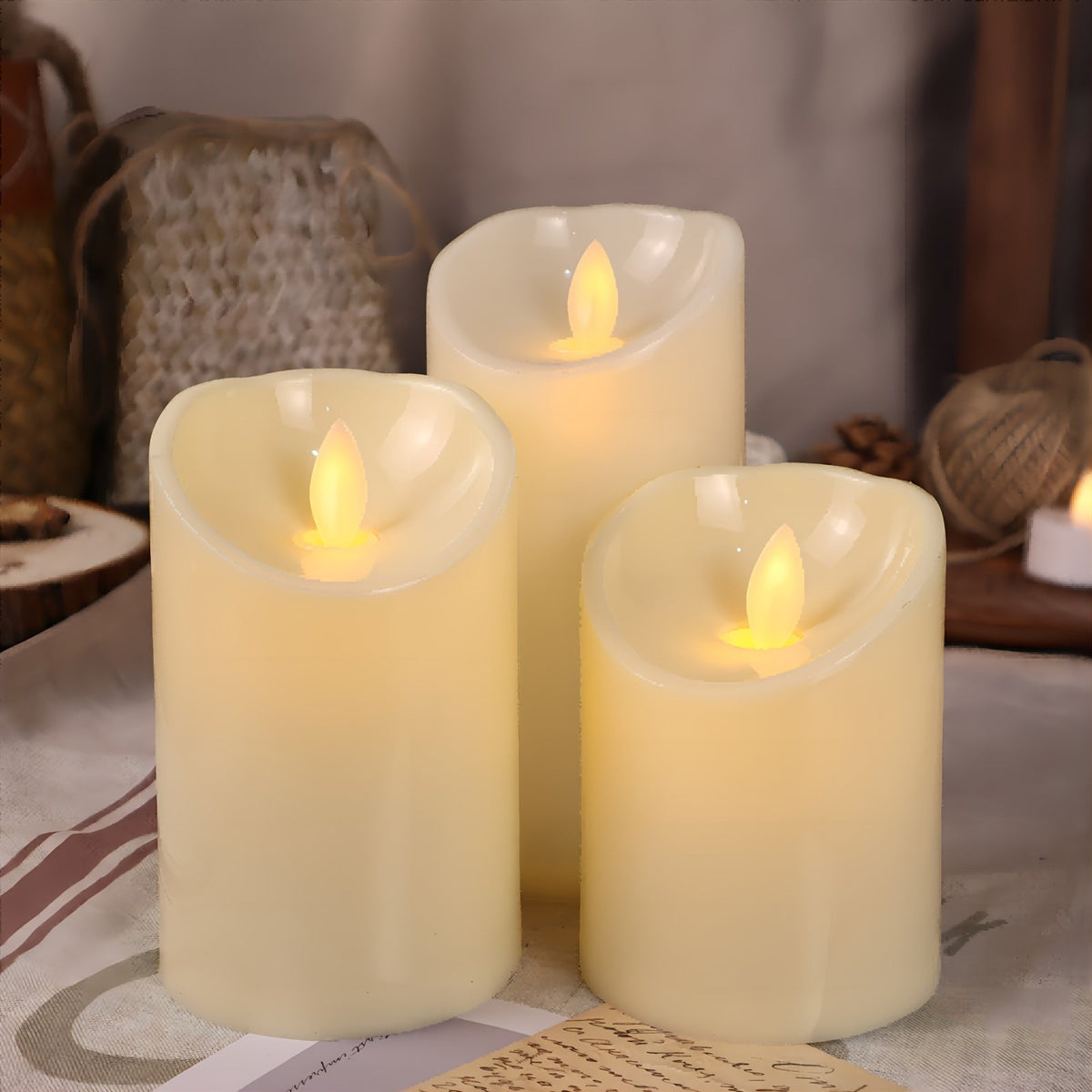 Velas LED sin Llama Marfil Efecto Llama Real encendidas sobre una mesa de comedor