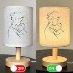 Lámpara de Mesa LED Contemporánea Luz Ascendente apagada sobre un buró junto a la cama