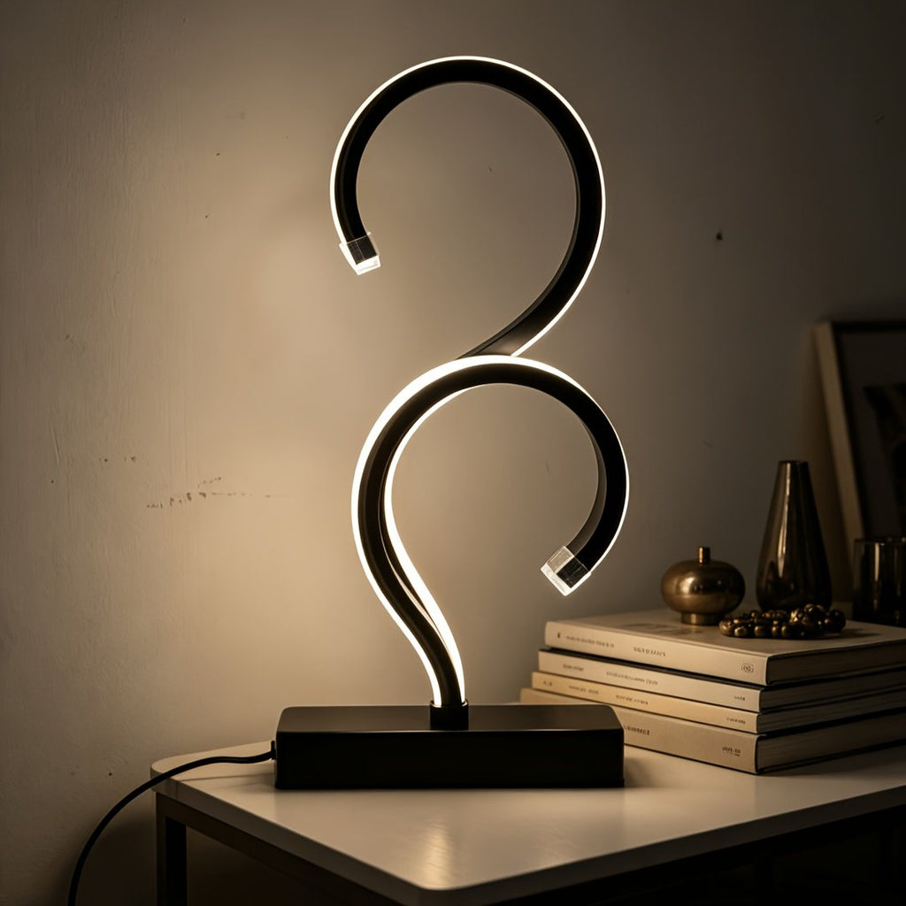 Lámpara de Mesa LED Espiral Signo Interrogación con luz fría encendida en un estudio