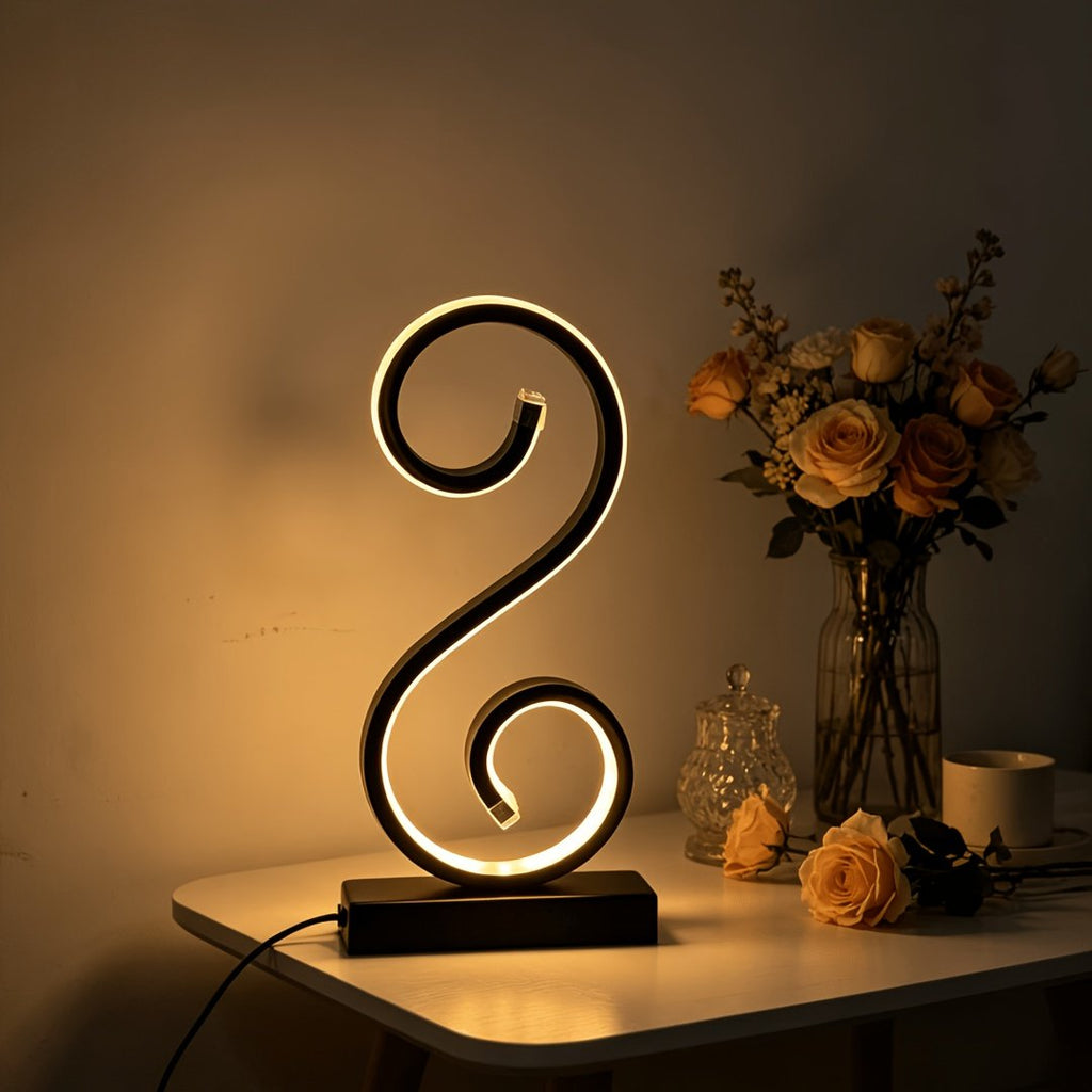 Lámpara de Mesa LED Espiral en S Negra USB vista frontal con la luz cálida encendida