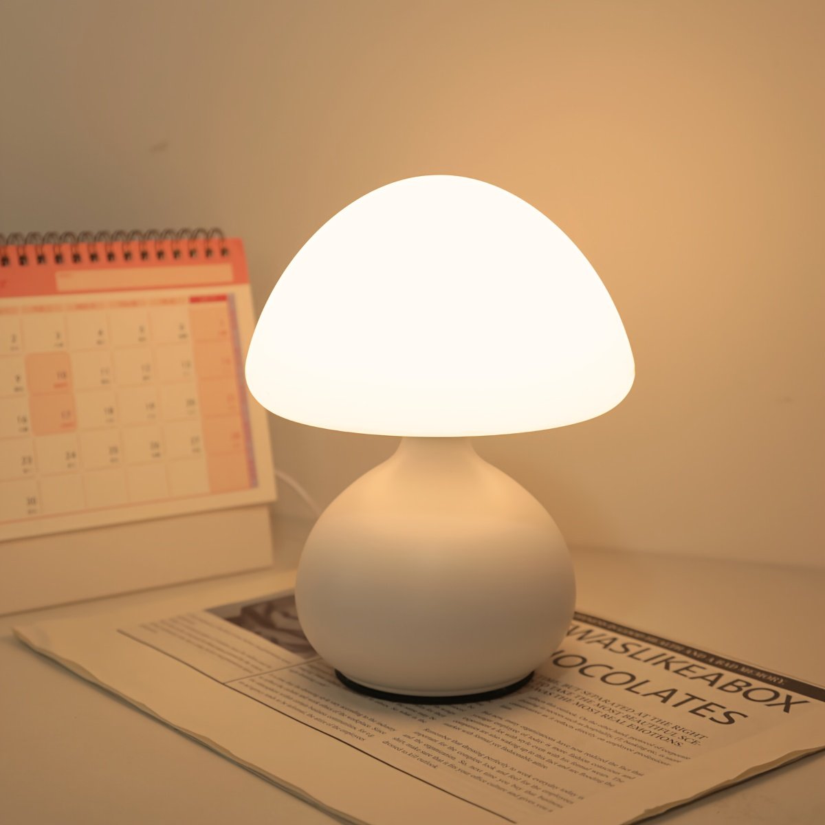 Lámpara LED Hongo USB Tricolor Decorativa encendida sobre un escritorio de madera