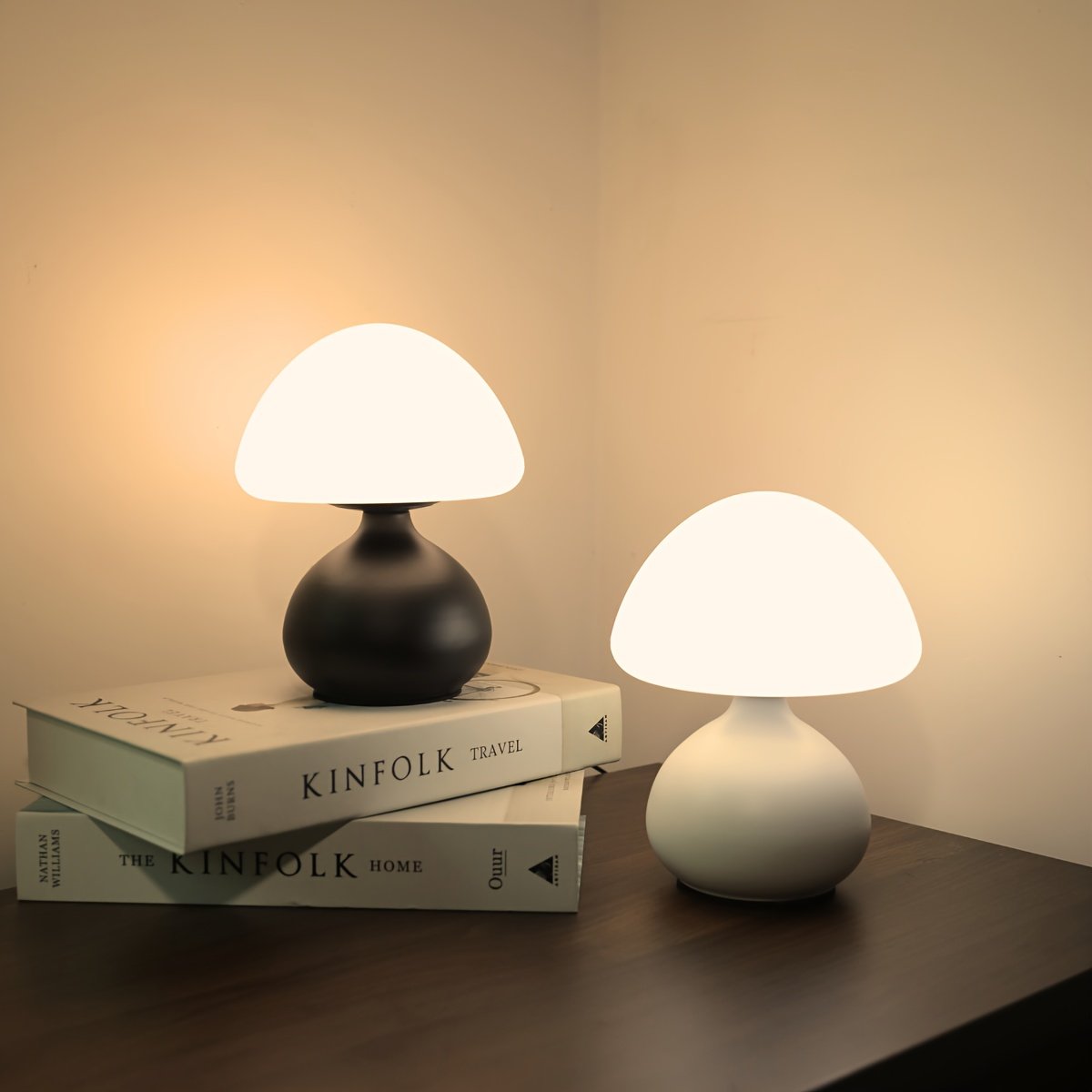 Lámpara LED Hongo USB Tricolor Decorativa vista frontal con la luz cálida encendida