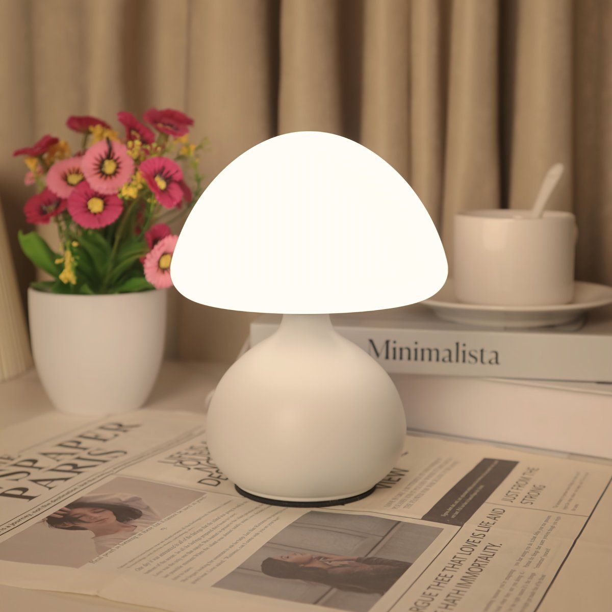 Lámpara LED Hongo USB Tricolor Decorativa apagada sobre un buró junto a la cama