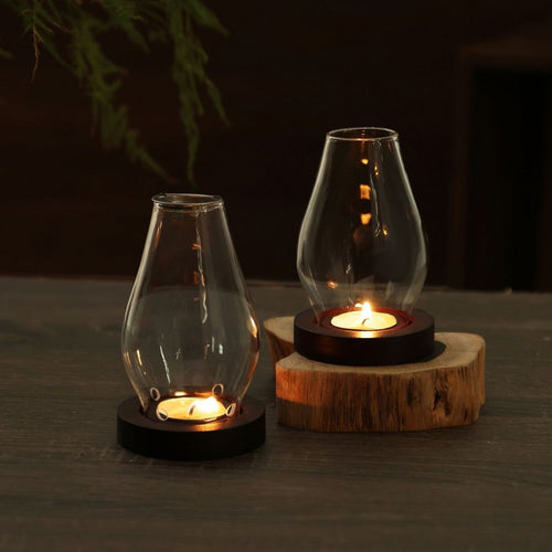 Candelabro de Vidrio Vintage a Prueba de Viento con una vela de té encendida en el interior