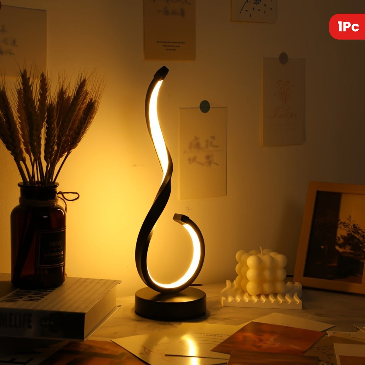 Lámpara de Escritorio LED de Hierro Minimalista encendida sobre un escritorio de madera