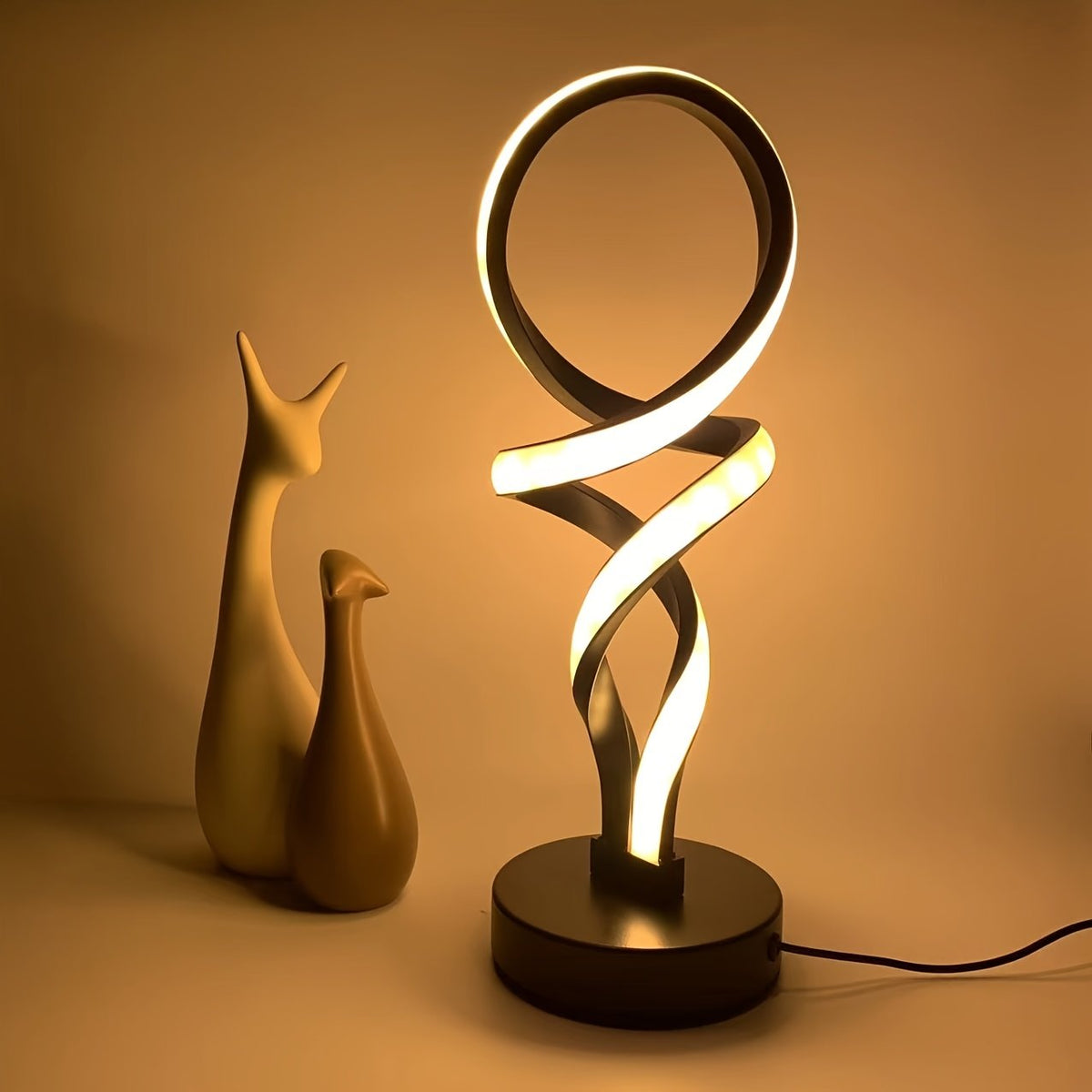 Lámpara de Escritorio LED Hércules Minimalista encendida sobre un escritorio de madera