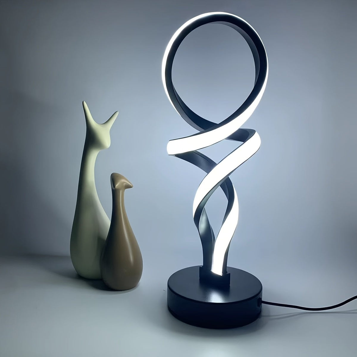 Lámpara de Escritorio LED Hércules Minimalista vista frontal con la luz cálida encendida