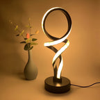 Lámpara de Escritorio LED Hércules Minimalista con luz fría encendida en un estudio