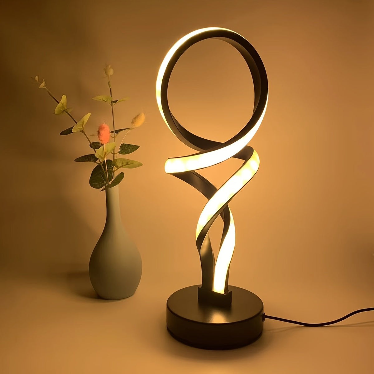 Lámpara de Escritorio LED Hércules Minimalista con luz fría encendida en un estudio