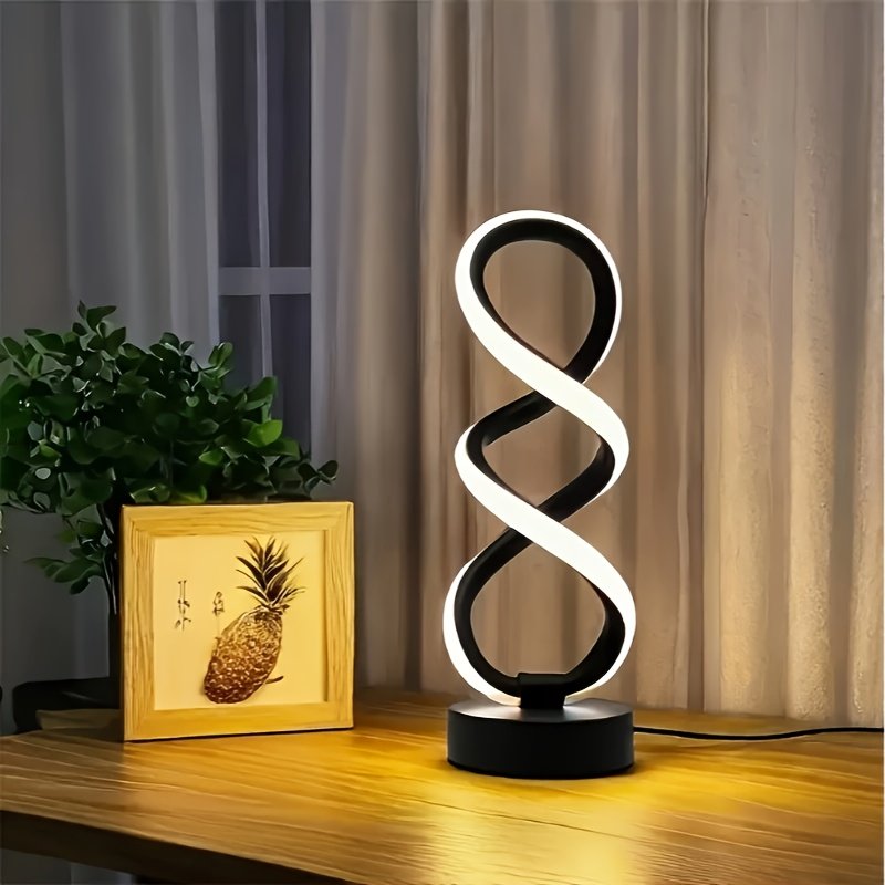 Lámpara de Escritorio LED Espiral Minimalista USB encendida sobre un escritorio de madera