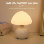 Lámpara de Mesa LED Hongo Tricolor USB vista frontal con la luz cálida encendida