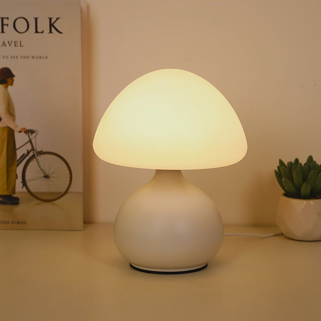 Lámpara de Mesa LED Hongo Tricolor USB con luz fría encendida en un estudio