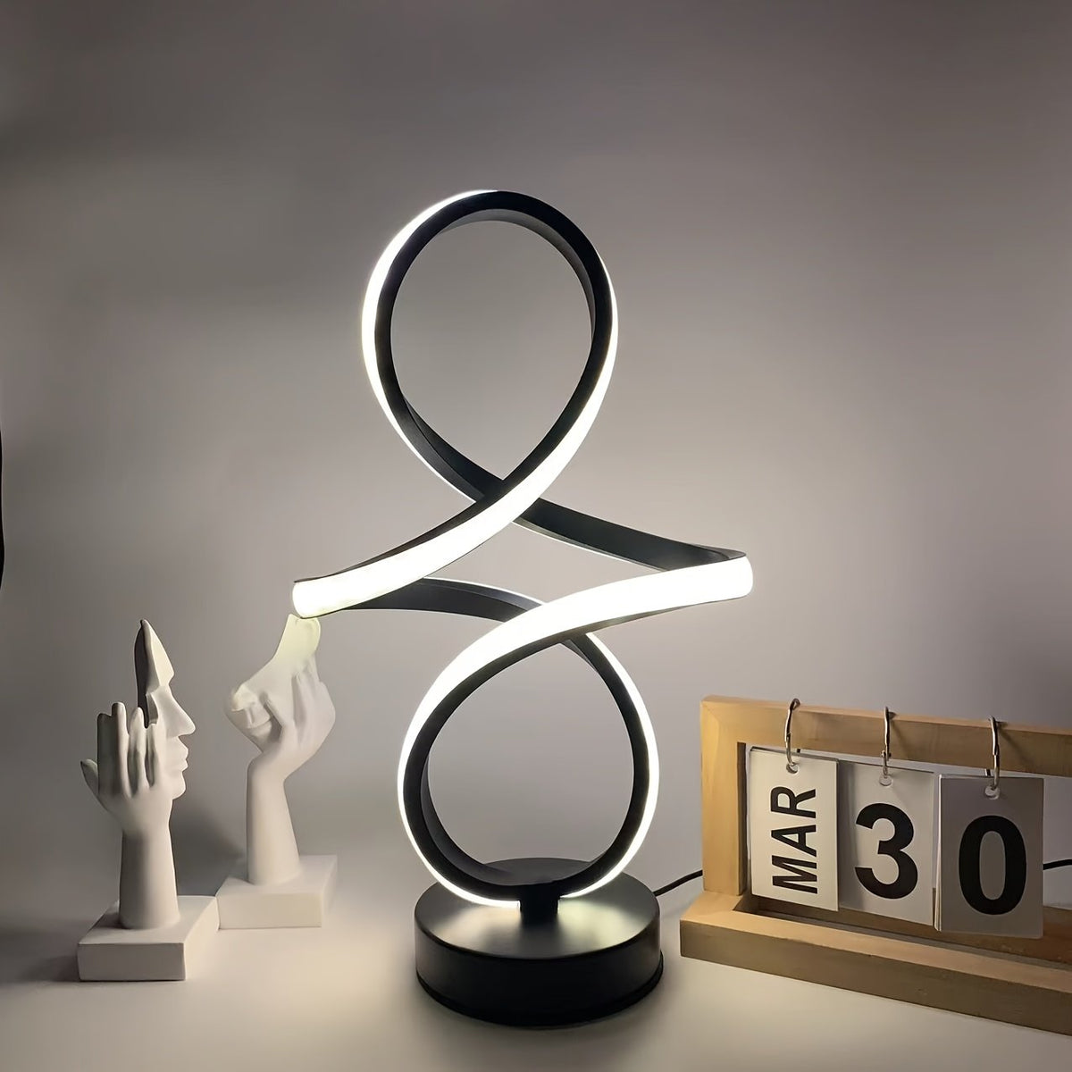 Lámpara LED Multi-Room USB con Función de Memoria vista frontal con la luz cálida encendida