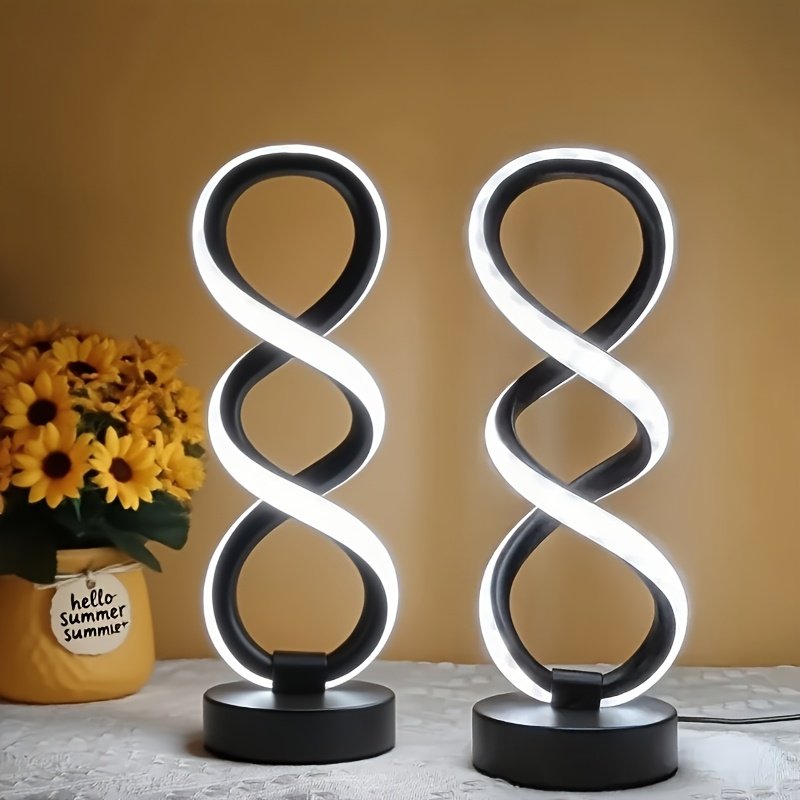 Juego 2 Lámparas de Escritorio LED Espiral encendida sobre un escritorio de madera