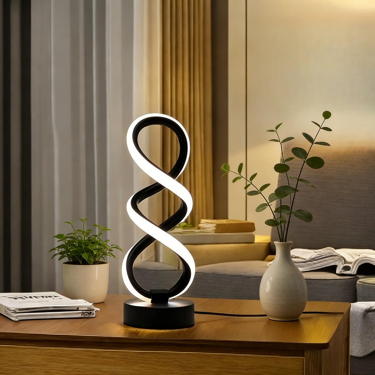 Lámparas de Mesa LED Espiral Regulables 3 Colores encendida sobre un escritorio de madera
