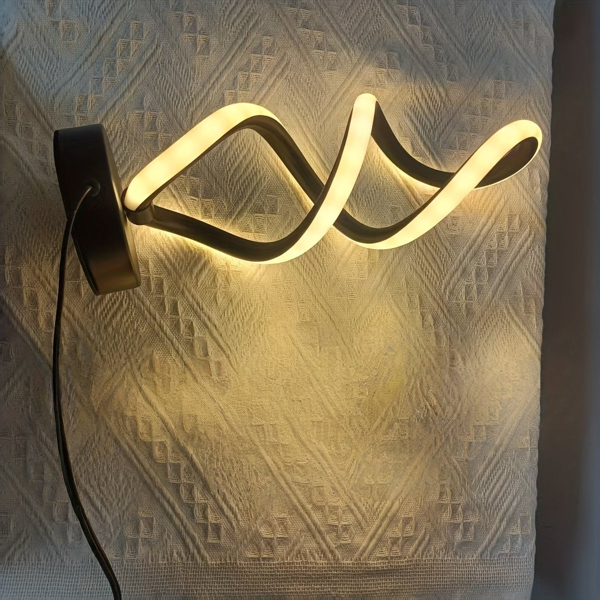 Lámparas de Mesa LED Espiral Regulables 3 Colores detalle del acabado y la estructura de metal