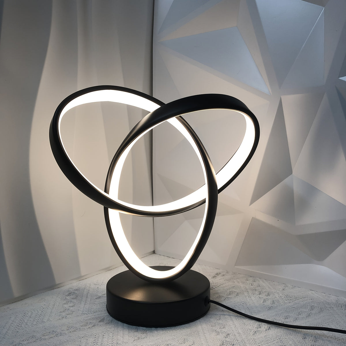 Lámpara de Escritorio LED Aluminio Cuidado Ocular vista lateral que muestra el perfil completo