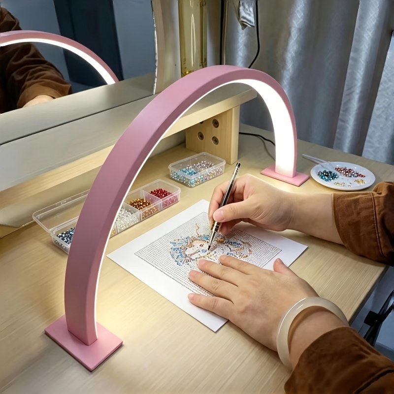 Lámpara de Escritorio LED Luna Brazo Flexible vista frontal con la luz cálida encendida