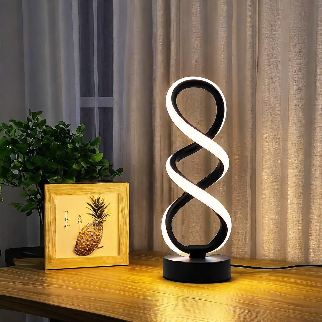 Lámpara de Escritorio LED Concha Espiral USB encendida sobre un escritorio de madera
