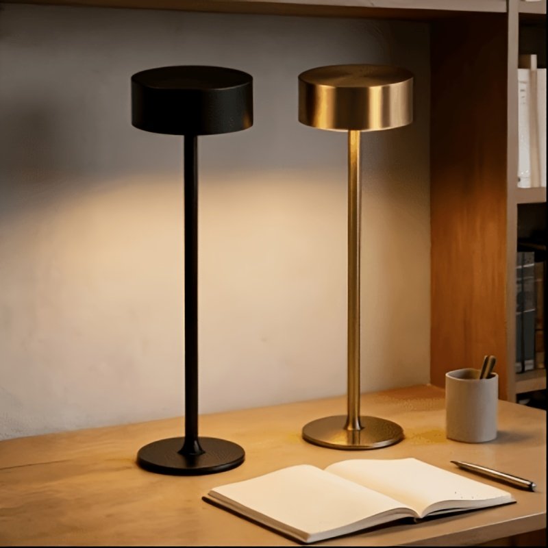 Lámpara de Escritorio LED Recargable Táctil Metal vista frontal con la luz cálida encendida