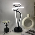 Lámpara de Escritorio LED Cloud Top USB Regulable encendida sobre un escritorio de madera