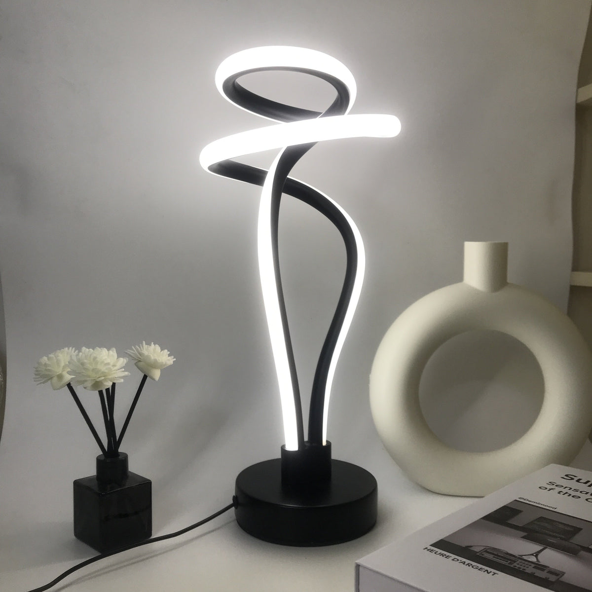 Lámpara de Escritorio LED Cloud Top USB Regulable encendida sobre un escritorio de madera