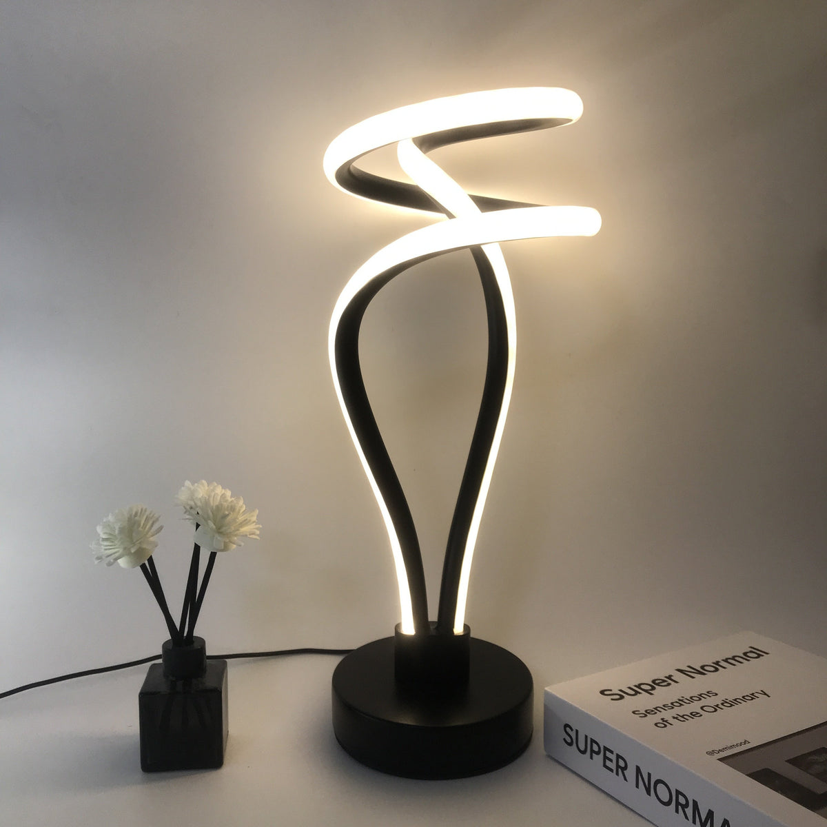 Lámpara de Escritorio LED Cloud Top USB Regulable detalle del acabado y la estructura de metal