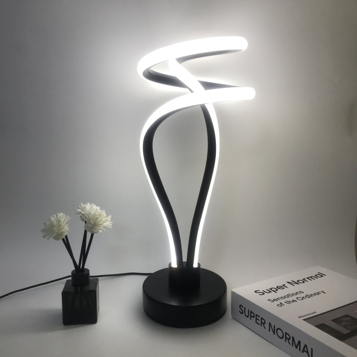 Lámpara de Escritorio LED Cloud Top USB Regulable apagada sobre un buró junto a la cama