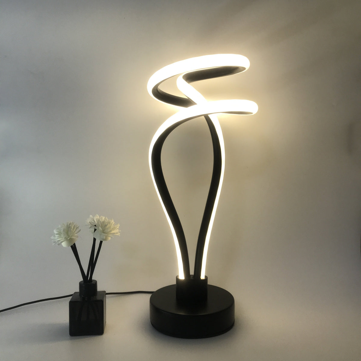 Lámpara de Escritorio LED Cloud Top USB Regulable vista lateral que muestra el perfil completo