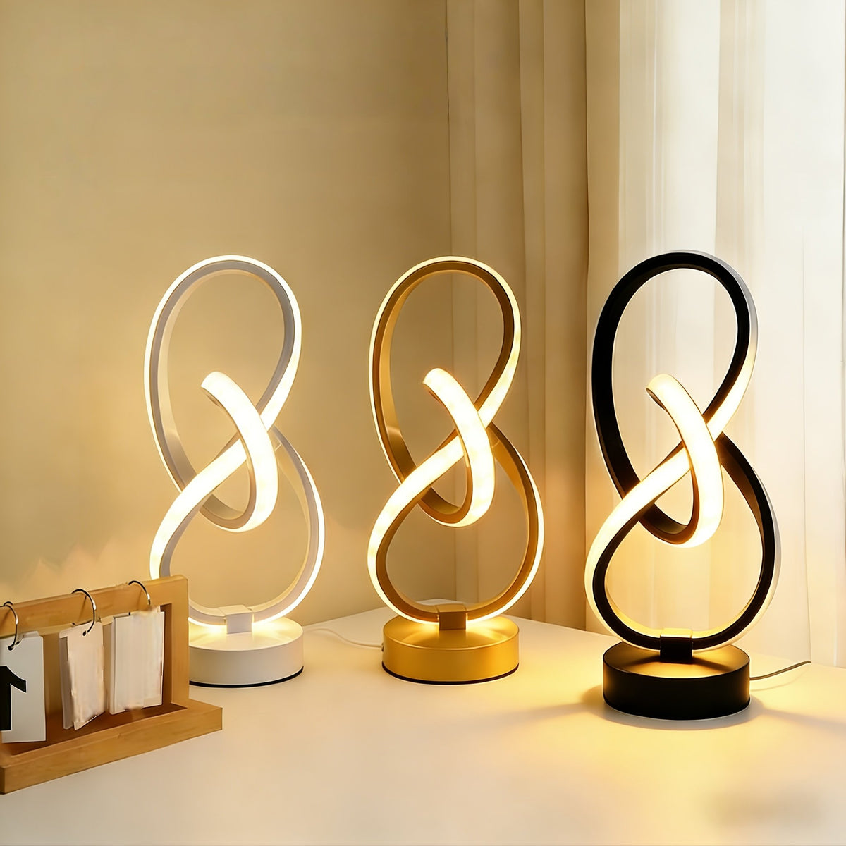 Lámpara de Escritorio Espiral USB Negra y Dorada apagada sobre un buró junto a la cama