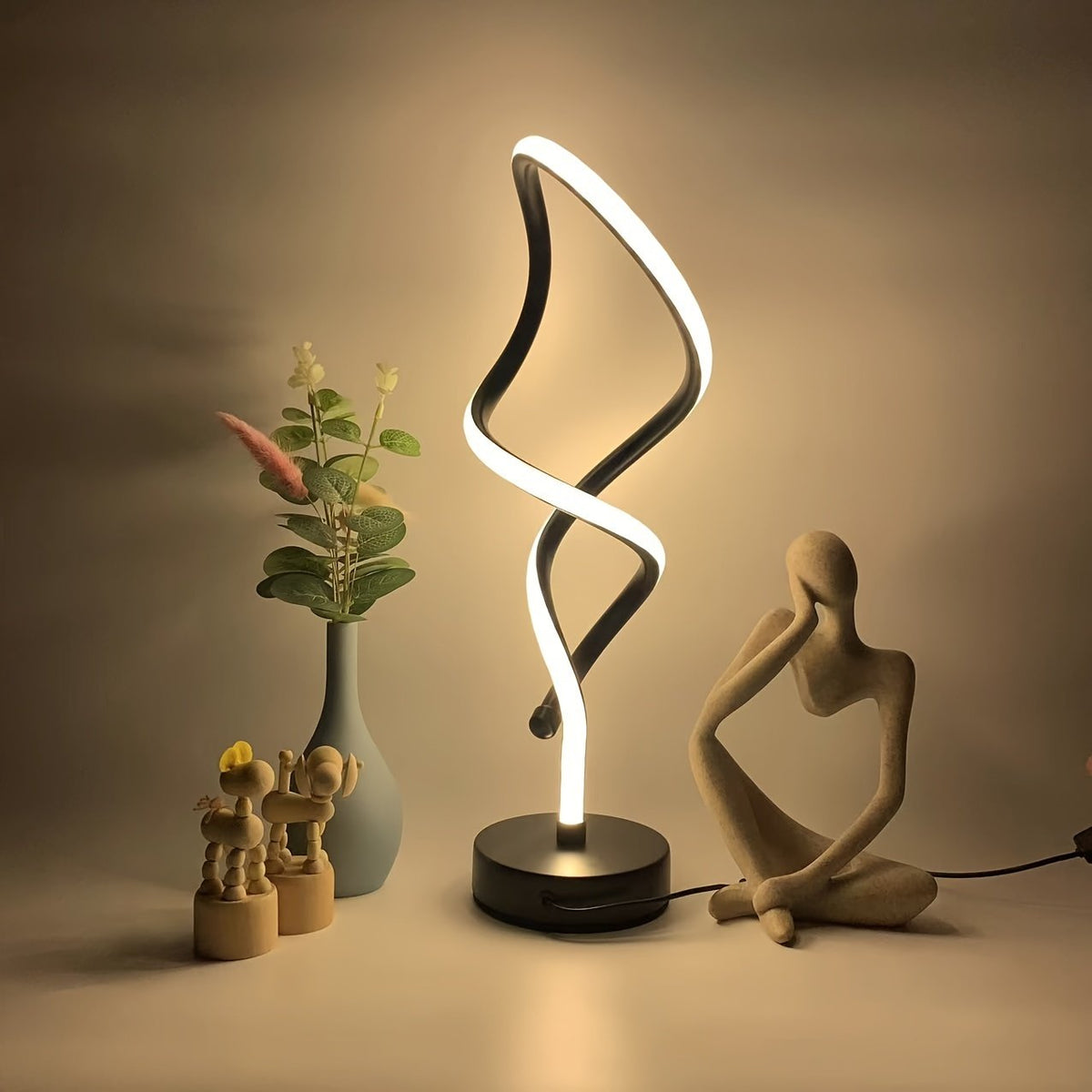Lámpara de Mesa LED Varita de Lujo Regulable encendida sobre un escritorio de madera