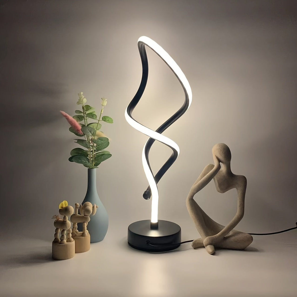 Lámpara de Mesa LED Varita de Lujo Regulable vista frontal con la luz cálida encendida