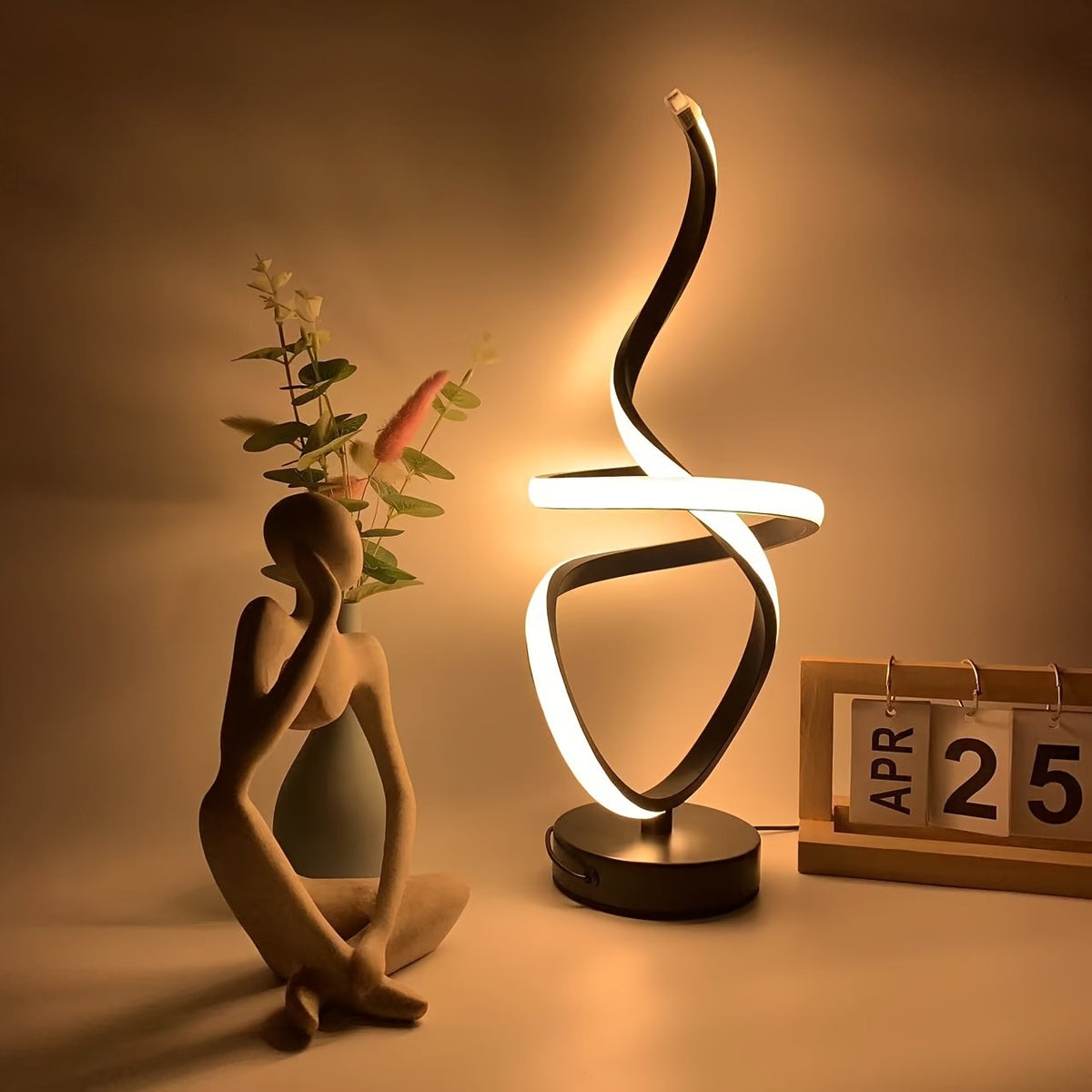 Lámpara de Mesa LED Flotante Cinta USB Regulable encendida sobre un escritorio de madera