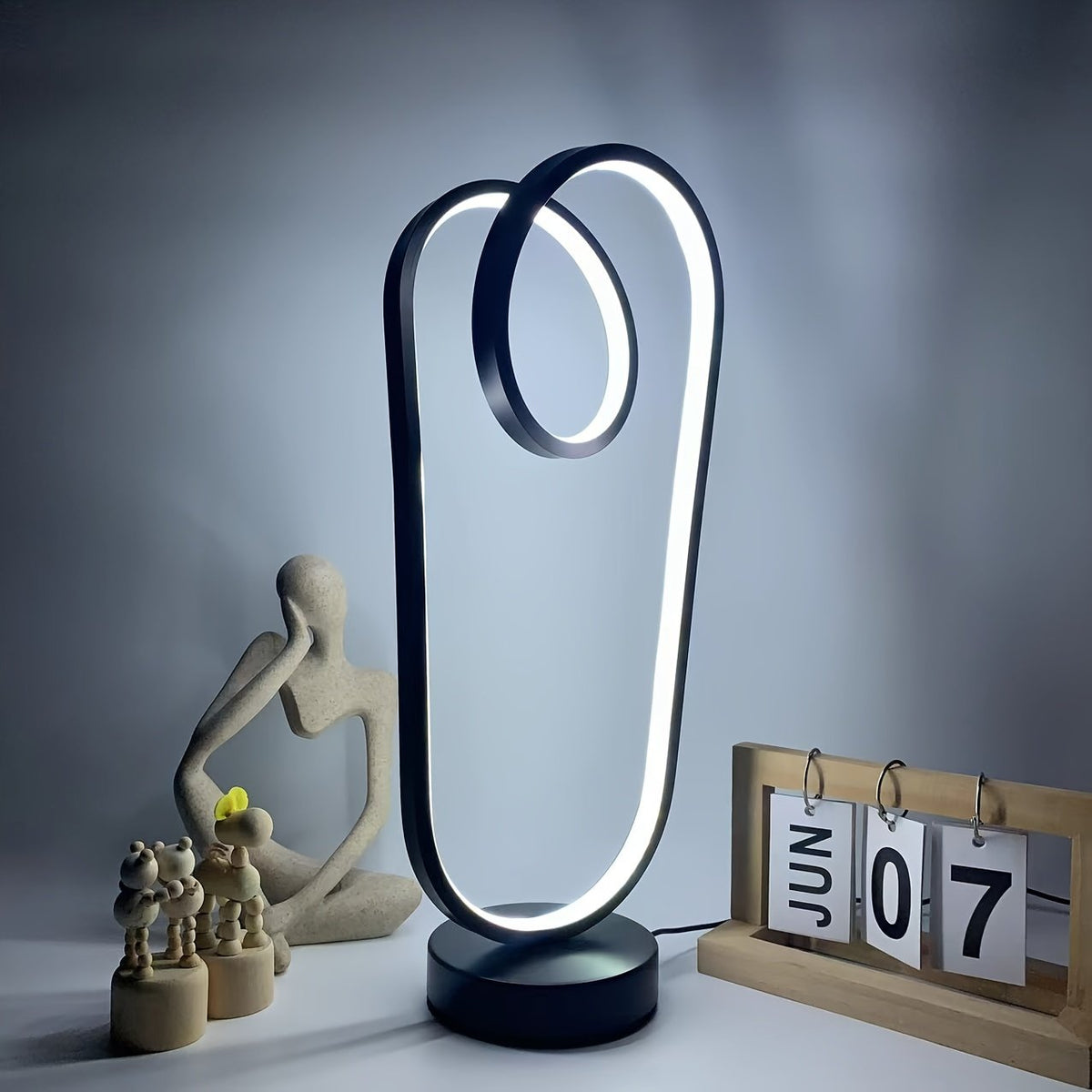 Lámpara de Mesa LED Doble Anillo USB Regulable vista frontal con la luz cálida encendida