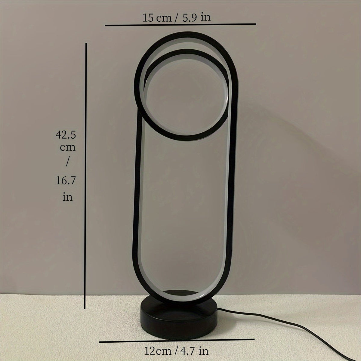 Lámpara de Mesa LED Doble Anillo USB Regulable apagada sobre un buró junto a la cama