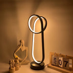 Lámpara de Mesa LED Doble Anillo USB Regulable con luz fría encendida en un estudio