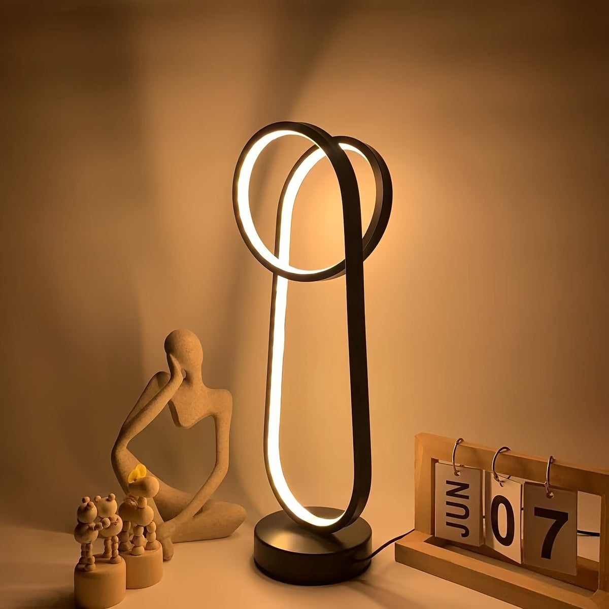 Lámpara de Mesa LED Doble Anillo USB Regulable con luz fría encendida en un estudio