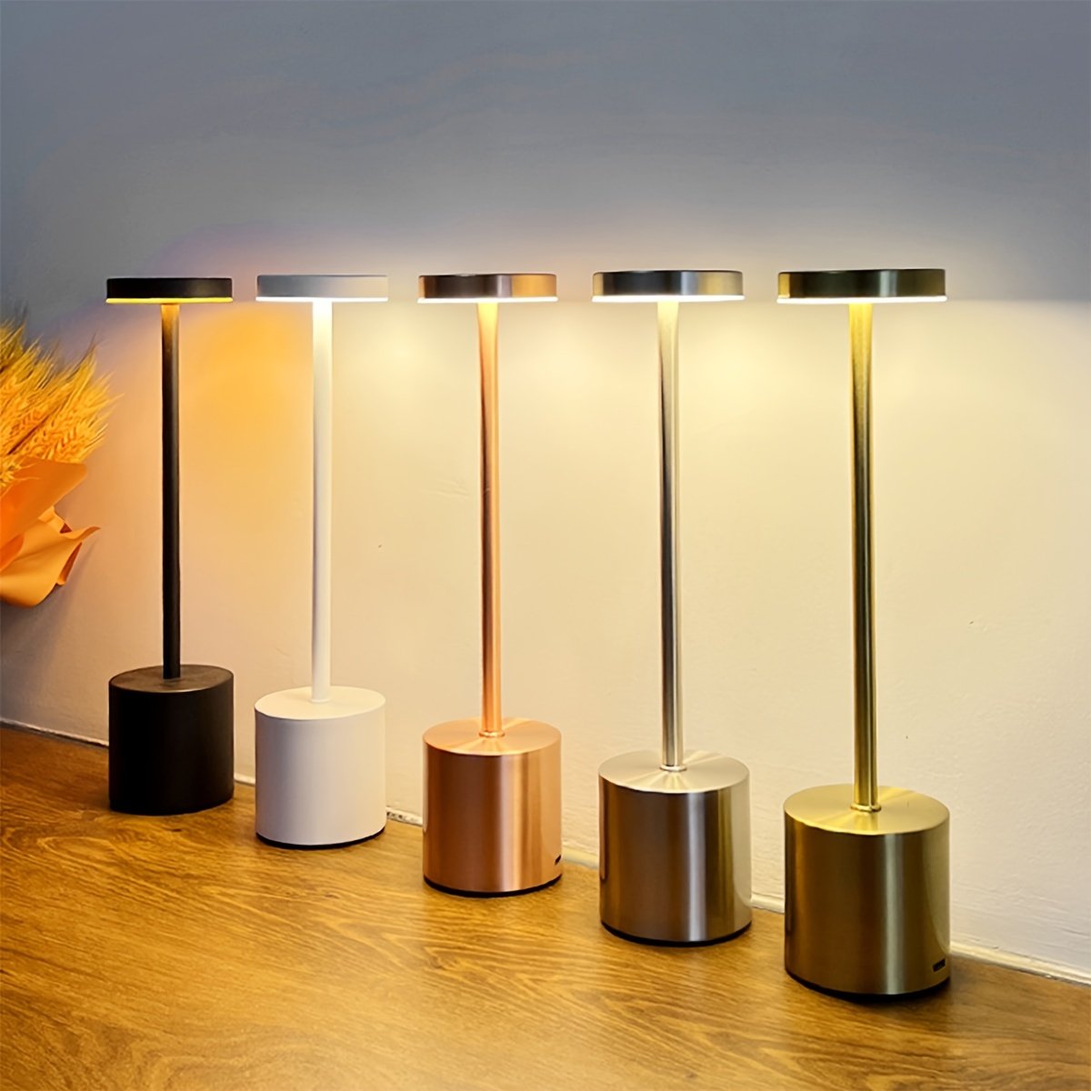 Lámpara de Mesa Táctil Metal Europeo Regulable encendida sobre un escritorio de madera