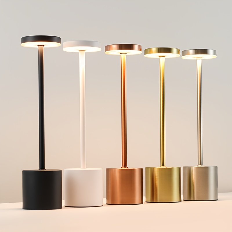 Lámpara de Mesa Táctil Metal Europeo Regulable vista frontal con la luz cálida encendida