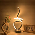 Lámpara de Mesa LED Multihabitación de Lujo USB encendida sobre un escritorio de madera