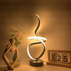 Lámpara de Mesa LED Multihabitación de Lujo USB encendida sobre un escritorio de madera