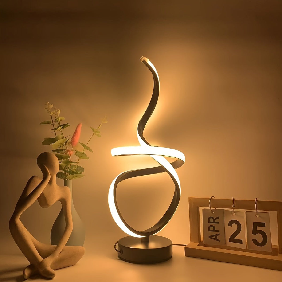 Lámpara de Mesa LED Multihabitación de Lujo USB encendida sobre un escritorio de madera