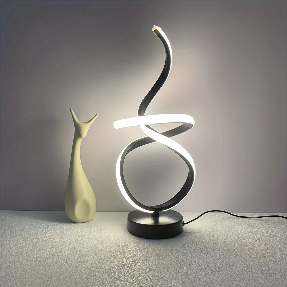 Lámpara de Mesa LED Multihabitación de Lujo USB vista frontal con la luz cálida encendida