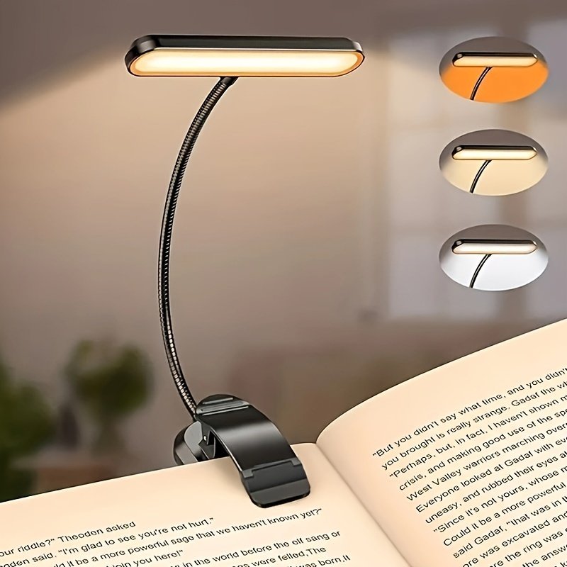 Lámpara de Lectura LED con Pinza Cuello Flexible encendida sobre un escritorio de madera