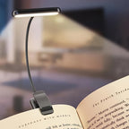 Lámpara de Lectura LED con Pinza Cuello Flexible con luz fría encendida en un estudio