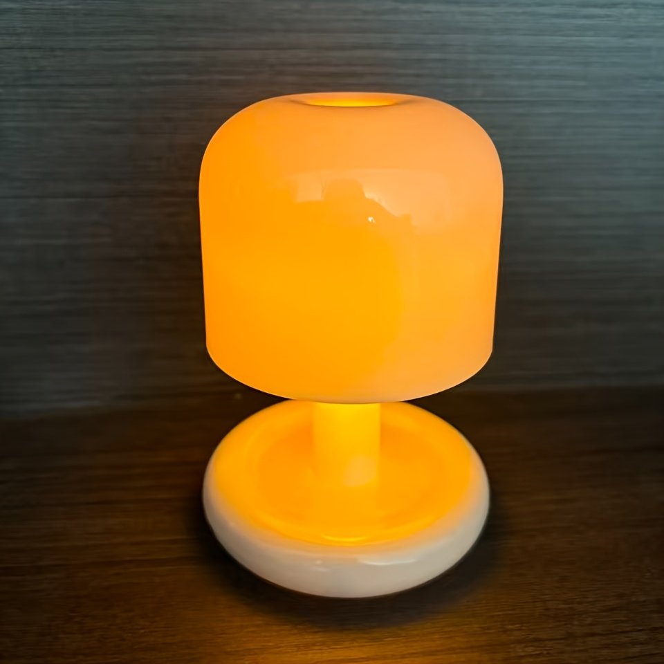 Mini Lámpara de Noche LED Atardecer Degradado sobre un buró junto a la cama