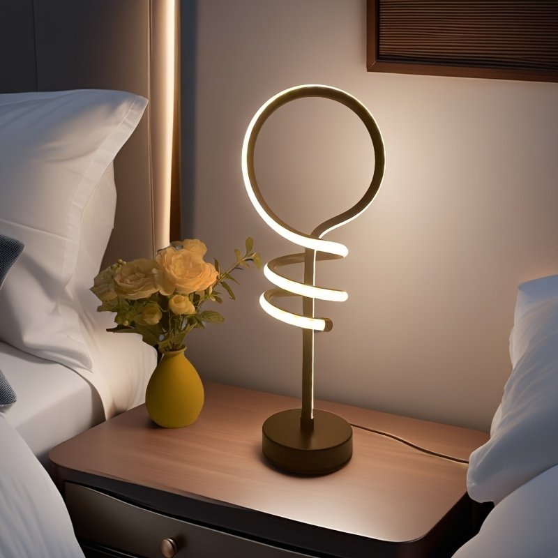 Lámpara de Mesa LED Minimalista USB Tricolor encendida sobre un escritorio de madera
