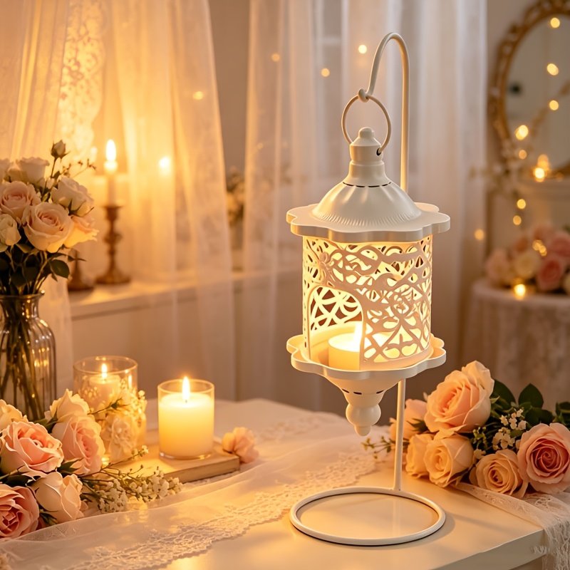 Portavelas Farol Vintage Calado para Velas de Té sobre una mesa con decoración navideña